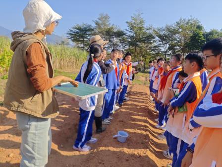 翠湖研学趣无穷！洪湖学子解锁土壤密码，亲手堆肥养萝卜