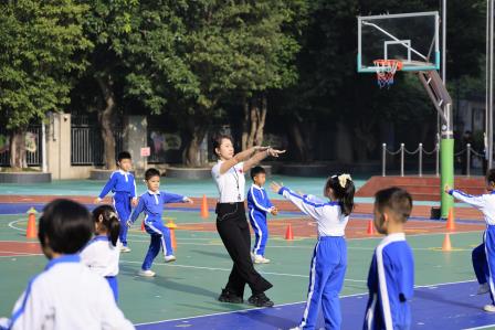 百人听千课聚智慧，华丽小学亮体育新招