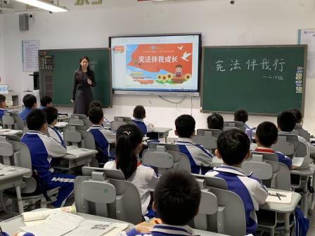 宪法润童心 法治伴成长 ——湖贝小学开展升旗仪式德育课程展示活动