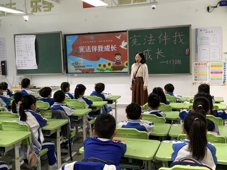宪法润童心 法治伴成长 ——湖贝小学开展升旗仪式德育课程展示活动