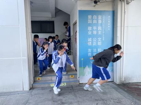 筑牢安全防线，守护生命成长——深圳市翠茵学校开展消防应急疏散演练活动 