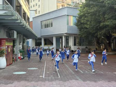 筑牢安全防线，守护生命成长——深圳市翠茵学校开展消防应急疏散演练活动 