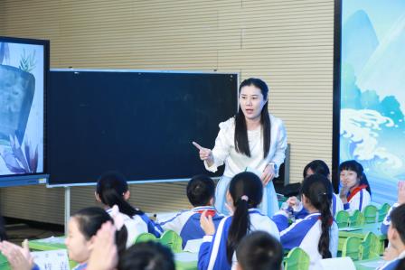 研修赋能促变革   素养课堂新样态 ——广东省中小学“百千万人才培养工程”省培项目暨广东省陈荪名教师工作室、赵红燕名班主任工作室联合研修（第二天语文专场）