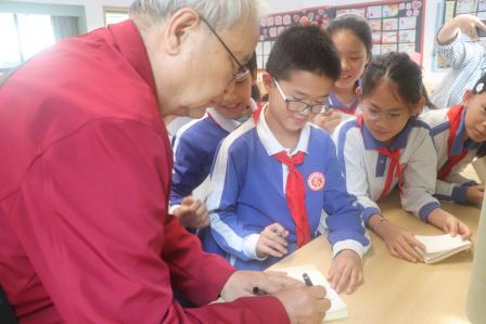 红军歌声激扬校园   红色基因代代相传——罗湖区关工委“五老”讲师团走进东晓小学开展主题讲座