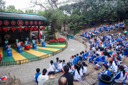 青青世界探生态奥秘 魔法乐园寻科技奇缘——罗芳小学开展2025年秋季学生社会实践
