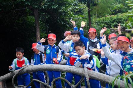 青青世界探生态奥秘 魔法乐园寻科技奇缘——罗芳小学开展2025年秋季学生社会实践