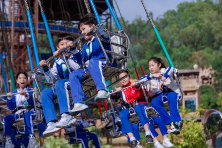 青青世界探生态奥秘 魔法乐园寻科技奇缘——罗芳小学开展2025年秋季学生社会实践