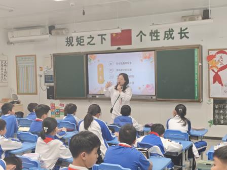 食品安全记心间，健康快乐每一天 ——翠北实验小学第14周主题班会