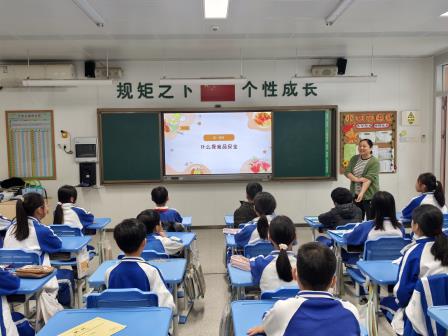 食品安全记心间，健康快乐每一天 ——翠北实验小学第14周主题班会