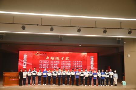 砺剑一载锋芒现，蓄势今朝展宏图 ——桂园中学初二年级期中表彰大会圆满举行