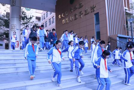 以练筑防，共护平安 ——深圳市淘金山小学开展防震减灾疏散演练
