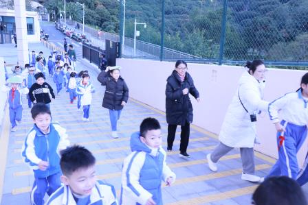 以练筑防，共护平安 ——深圳市淘金山小学开展防震减灾疏散演练