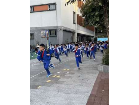 筑牢安全防线，守护生命成长——深圳市翠茵学校开展消防应急疏散演练活动 