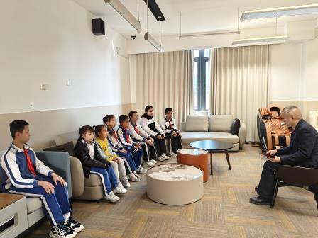 罗湖区第七责任区督学到翠园东晓创新学校开展“课程实施”专项督导