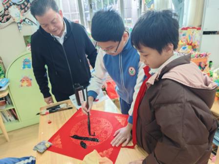 翰墨迎新春，融合暖童心——新秀小学开展融合教育主题书法活动