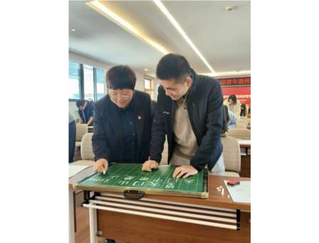 粉笔凝书香  墨韵传文化——罗湖区东晓实验学校举办青年教师现场粉笔字比赛