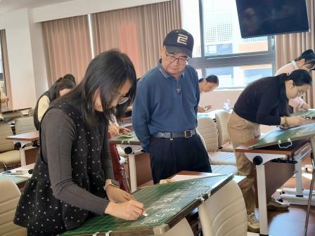 粉笔凝书香  墨韵传文化——罗湖区东晓实验学校举办青年教师现场粉笔字比赛