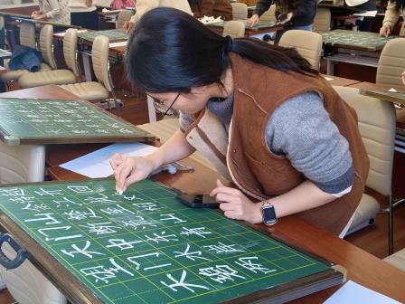 粉笔凝书香  墨韵传文化——罗湖区东晓实验学校举办青年教师现场粉笔字比赛