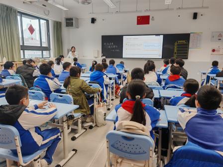 东晓小学心育双翼护成长：班会减压筑心基，讲座赋能斗分心