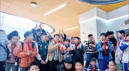 冬日暖阳，心随乐动 ——翠竹“小笋芽能量站”快闪《红日》温暖绽放