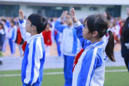 诚信之光耀校园，童心向阳启新篇——深圳市仙桐实验小学举行诚信教育主题升旗仪式 