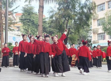 萌娃贺岁启新程 经典焕彩润童心——深圳市怡景小学开展一年级迎新国旗下展演活动