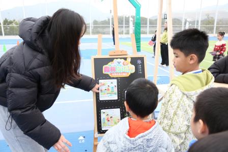 萌马探学海，乐评助成长——深圳市莲南教育集团安芳小学开展一二年级期末阳光评价活动