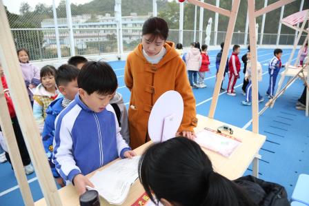 萌马探学海，乐评助成长——深圳市莲南教育集团安芳小学开展一二年级期末阳光评价活动