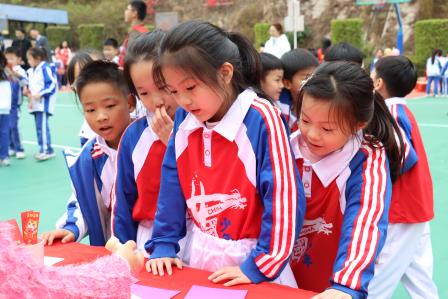 太白童趣嘉年华，阳光素养乐闯关——太白实验学校一二年级期末阳光素养闯关点亮快乐期末