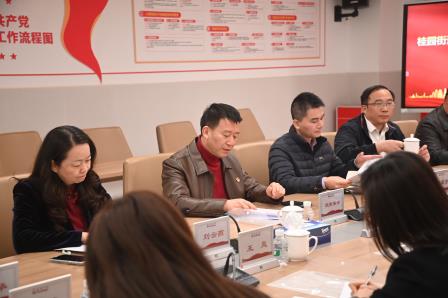 市区人大代表调研组到桂园中学进行视察