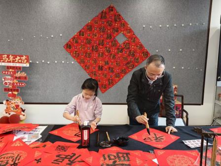 松风薪火相传暖园丁 泉韵翰墨飘香迎新春--深圳市松泉实验学校举办“翰墨迎春，情暖园丁”师生迎春赠联活动