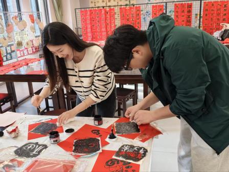 松风薪火相传暖园丁 泉韵翰墨飘香迎新春--深圳市松泉实验学校举办“翰墨迎春，情暖园丁”师生迎春赠联活动
