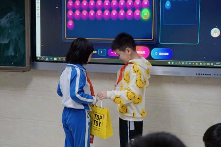 童心绘未来，暖意迎新年 ——罗湖小学举行“说说我们的2025”元旦主题活动