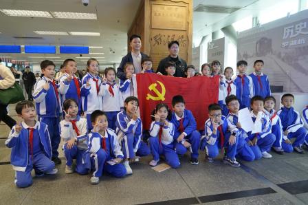 解码罗湖桥历史印记，当好“南大门”文化小使者——北斗小学第二党支部开展行走的思政课暨项目式学习活动