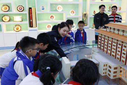 解码罗湖桥历史印记，当好“南大门”文化小使者——北斗小学第二党支部开展行走的思政课暨项目式学习活动