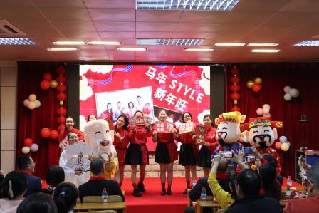 策马驰骋启新岁，同心筑梦谱华章 ——太白实验学校元旦迎新联欢晚会精彩上演