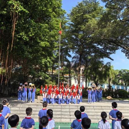 展童心风采  传笃行之志——怡景小学举行五年级国旗下风采展示