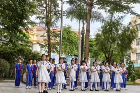 展童心风采  传笃行之志——怡景小学举行五年级国旗下风采展示