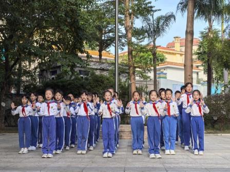立德树人展风采——怡景小学举行三年级国旗下展演