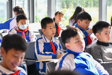 探秘智慧书海，共育文明新风——深圳市景贝小学开展每周半天计划校外实践课程