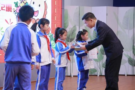 桐跃千里马 雪舞少年心——深圳市仙桐实验小学2025-2026学年第一学期散学典礼圆满举行