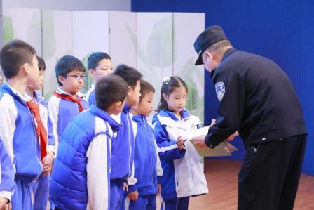 桐跃千里马 雪舞少年心——深圳市仙桐实验小学2025-2026学年第一学期散学典礼圆满举行