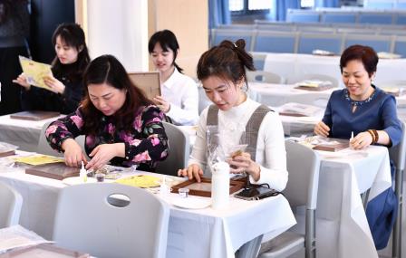 草木芳华·致敬她力量 ——靖轩小学举办3.8妇女节中药香氛贴画DIY体验活动