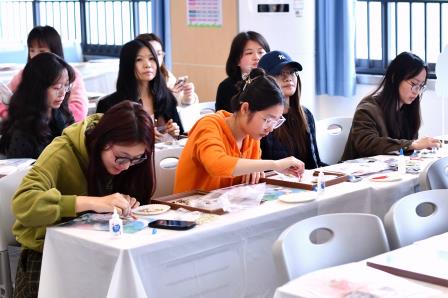 草木芳华·致敬她力量 ——靖轩小学举办3.8妇女节中药香氛贴画DIY体验活动