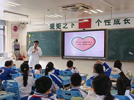 今天，我的爸爸是老师！ ——深圳市翠北实验小学“爸爸进课堂”温情献礼三八妇女节