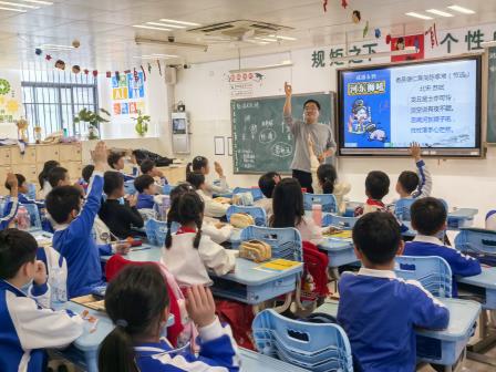今天，我的爸爸是老师！ ——深圳市翠北实验小学“爸爸进课堂”温情献礼三八妇女节