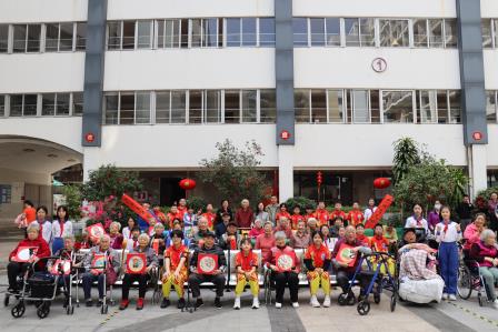 传承雷锋精神 践行敬老美德 ——深圳市泰宁小学开展“学习雷锋好榜样”系列活动