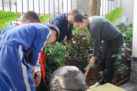 党建带队建   植绿添新绿 ——罗湖小学开展校园植树活动