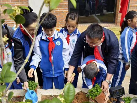 罗湖外语小学举办中医药进校园植树节主题活动