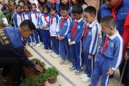 罗湖外语小学举办中医药进校园植树节主题活动